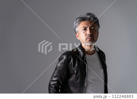 シニア男性　革ジャン　クール 112248803