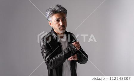 シニア男性　革ジャン　クール 112248807