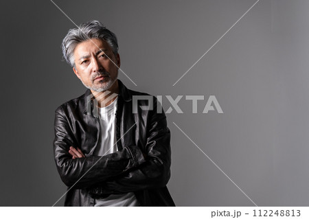 シニア男性　革ジャン　クール　腕組み 112248813