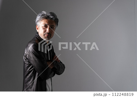 シニア男性 革ジャン クール 腕組み シニア男性 革ジャン クール 腕組み 112248819
