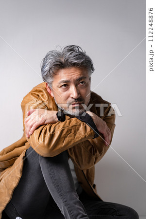 シニア男性　ファッション　座る　縦位置 112248876