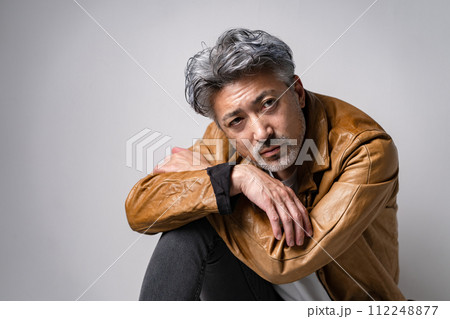 シニア男性　ファッション　座る 112248877
