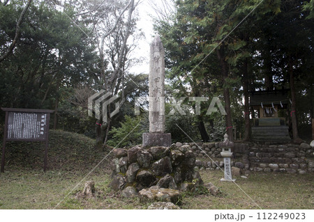 本曲輪に建てられた勝間田城址石碑 112249023