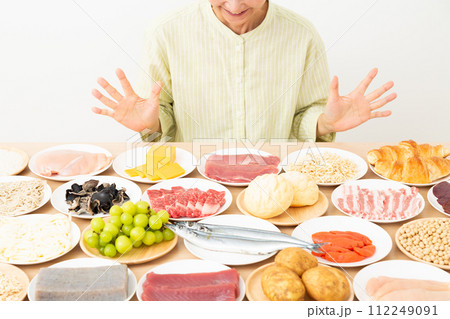 色々な食材と喜ぶミドル女性 112249091