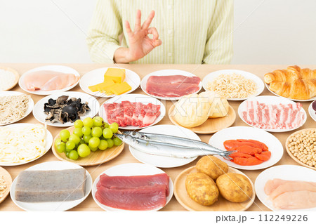 色々な食材と丸サインをするミドル女性 112249226
