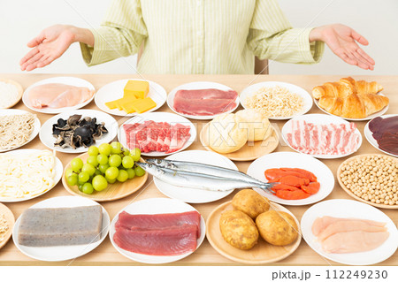 色々な食材とミドル女性 色々な食材とミドル女性 112249230