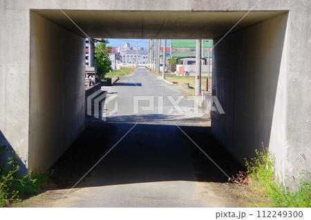 道路下のトンネル 112249300