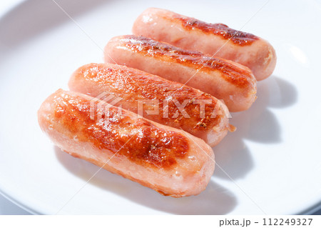 皿の上のソーセージ　ウィンナー 112249327