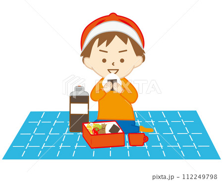 レジャーシートを広げておにぎりを食べる小さな男の子 レジャーシートを広げておにぎりを食べる小さな男の子 112249798