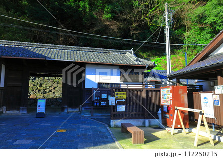 【愛媛県】宇和島城の藩老桑折氏武家長屋門 112250215