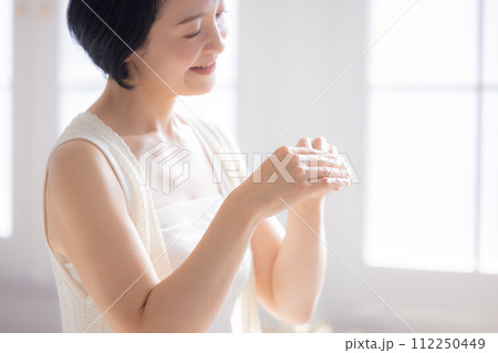 ハンドケアをするミドル女性 112250449