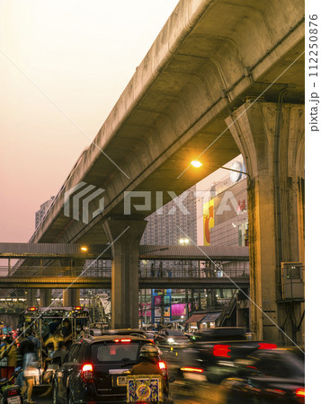 タイ・バンコク郊外 夕刻時の幹線道路 / Samut prakarn, Thailand 112250876