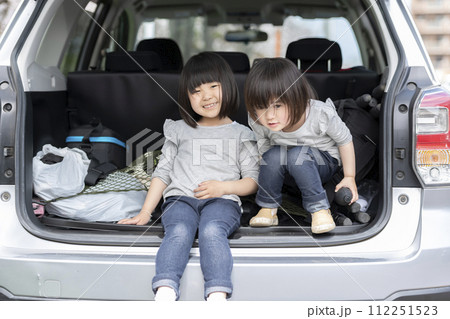 車の荷台に座っている女の子の姉妹 112251523