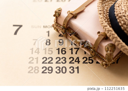 旅行鞄のトランクと7月のカレンダー 112251635