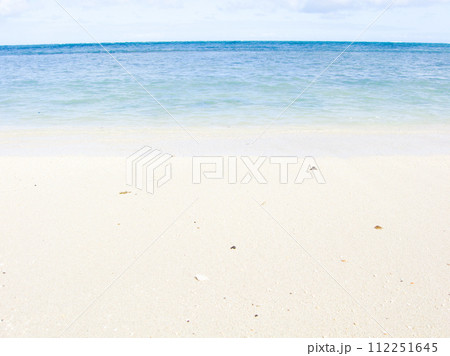 ハワイの白い砂浜と青い海　オアフ島　クアロア・リージョナル・パーク 112251645