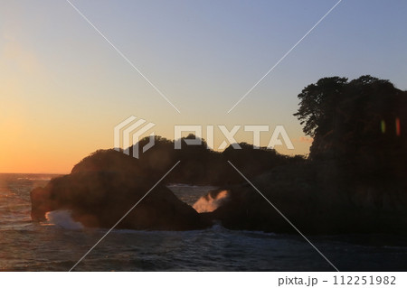 打ち寄せる大波 112251982