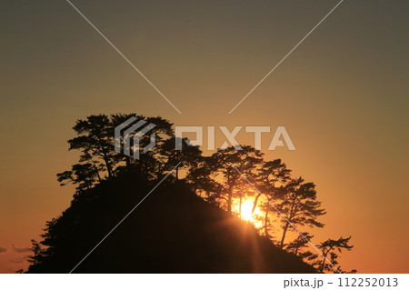 堂ヶ島の島の向こうの夕陽 堂ヶ島の島の向こうの夕陽 112252013