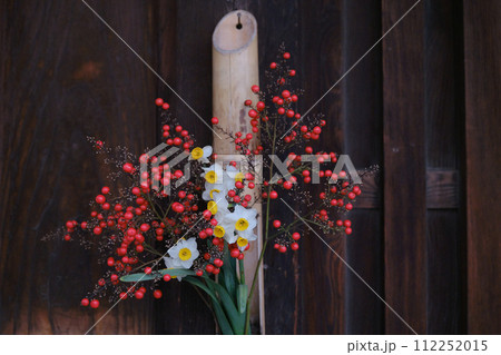広島県 竹原 風情ある竹の花筒は古い町並みによく似合う 広島県 竹原 風情ある竹の花筒は古い町並みによく似合う 112252015