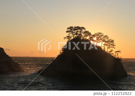堂ヶ島の島の向こうの夕陽 112252022