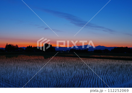 すじ雲流れる朝焼けの空と早池峰山を背景にした田植えを終えた花巻散居村の風景 Ver1 すじ雲流れる朝焼けの空と早池峰山を背景にした田植えを終えた花巻散居村の風景 Ver1 112252069