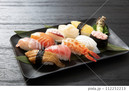 寿司、和食の握りずし、黒背景で撮影 112252213