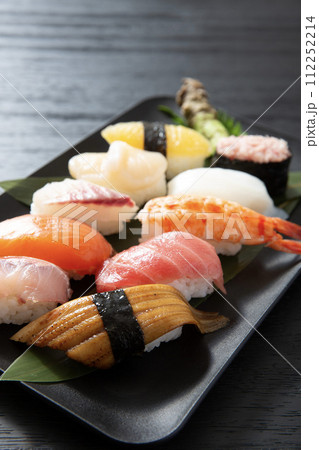 寿司、和食の握りずし、黒背景で撮影 寿司、和食の握りずし、黒背景で撮影 112252214