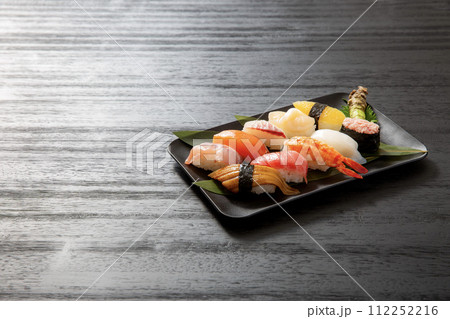 寿司、和食の握りずし、黒背景で撮影 寿司、和食の握りずし、黒背景で撮影 112252216