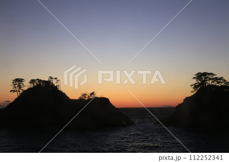 堂ヶ島の島の向こうの夕景 堂ヶ島の島の向こうの夕景 112252341