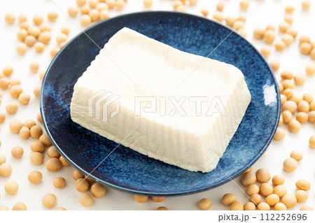 手作りの木綿豆腐と大豆 手作りの木綿豆腐と大豆 112252696