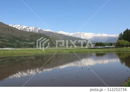 田植え前の水田に映る北アルプスの山並み 田植え前の水田に映る北アルプスの山並み 112252736
