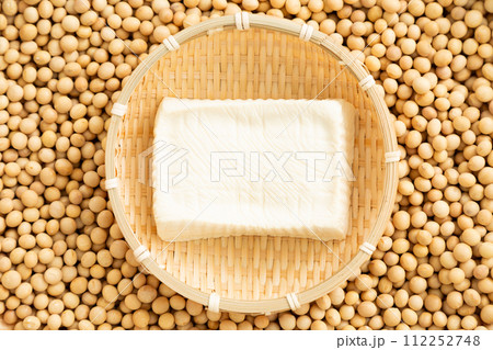 ざるに入った手作りの木綿豆腐 ざるに入った手作りの木綿豆腐 112252748
