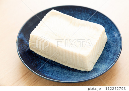 テーブルに置かれた手作りの木綿豆腐 112252798