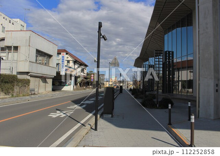 那須塩原市図書館みるると旭通りの街並み 那須塩原市図書館みるると旭通りの街並み 112252858