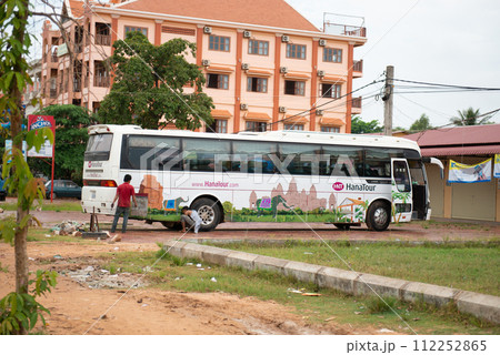 カンボジア走るバス 112252865