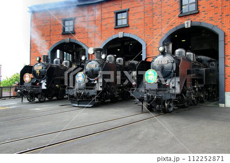 奇跡の絶景♪ 同形式・蒸気機関車3両の威風… 扇形機関庫に並ぶ3両のSL大樹 112252871