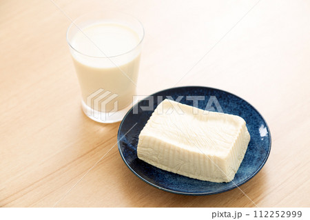 テーブルに置かれた手作りの木綿豆腐と豆乳 112252999