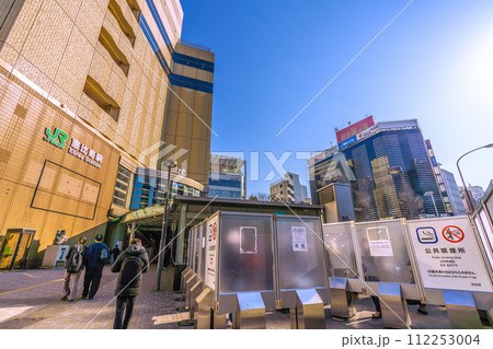 日本の東京都市景観 恵比寿駅西口や公共喫煙所などを望む 日本の東京都市景観 恵比寿駅西口や公共喫煙所などを望む 112253004