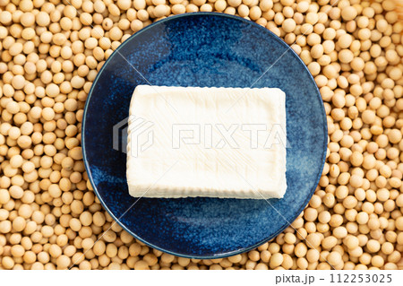 手作りの木綿豆腐と大豆 手作りの木綿豆腐と大豆 112253025