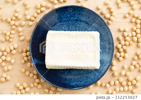 テーブルに置かれた手作りの木綿豆腐 テーブルに置かれた手作りの木綿豆腐 112253027