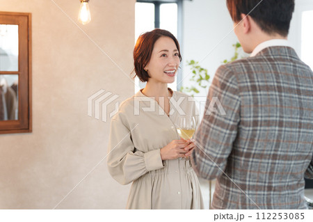 お酒を飲む男性と女性 お酒を飲む男性と女性 112253085