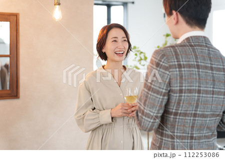お酒を飲む男性と女性 112253086