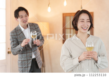 人見知りで緊張して女性と話せない男性 112253110