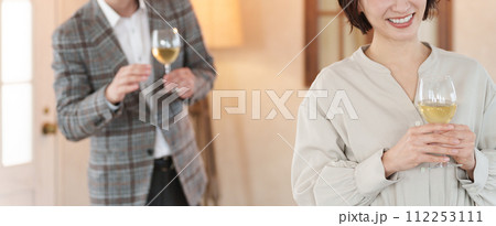 人見知りで緊張して女性と話せない男性 112253111