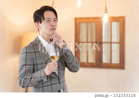 お酒を飲む男性 112253118