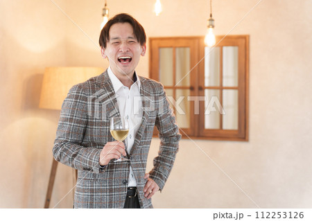 お酒を飲む男性 お酒を飲む男性 112253126