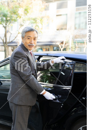 シニア男性　ドライバー　ライドシェア 112253156