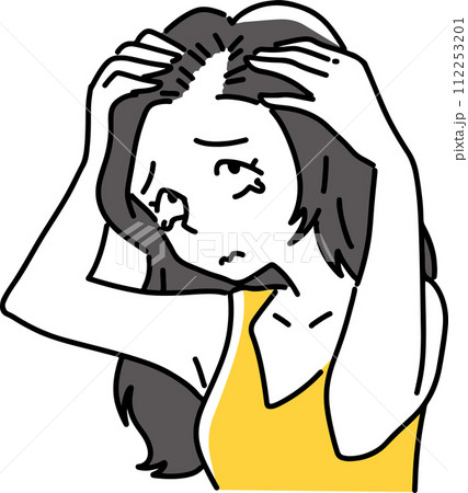 抜け毛に涙する女性 112253201