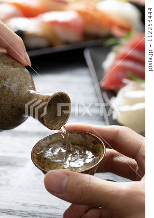 酒を注ぐ、和食の酒席 112253444