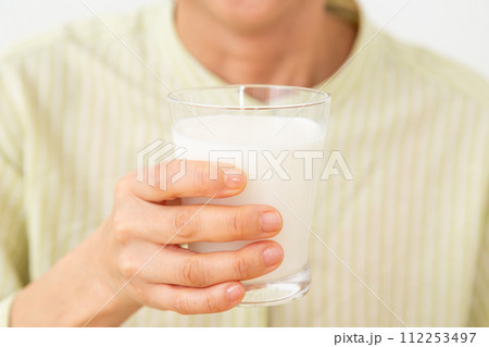 牛乳を飲むミドル女性 112253497