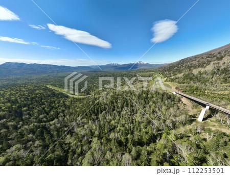 【空撮】樹海広がる三国峠(北海道)＜西向き/遠景＞ 112253501